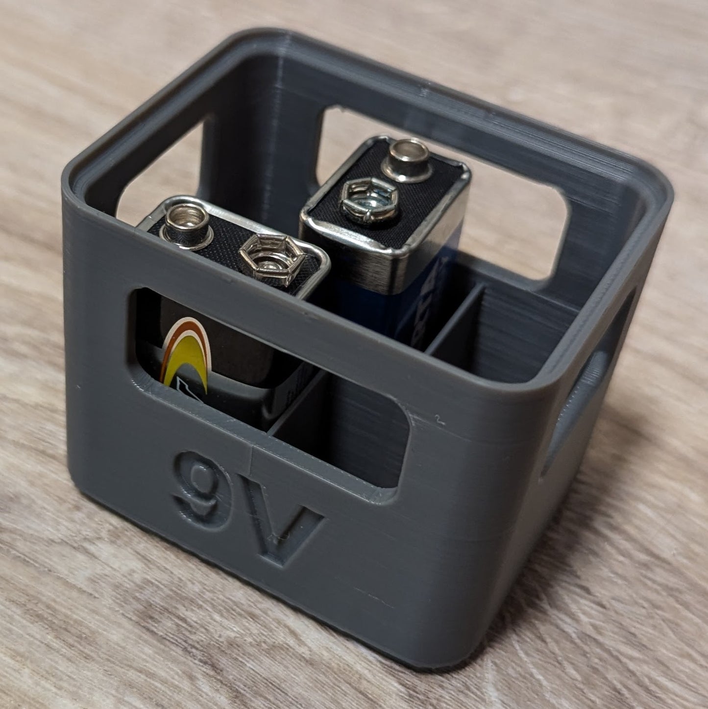 Aufbewahrungsbox für 9V Akkus im Bierkisten-Design – 3D-gedruckte Box für Batterien vom Typ 9V im einzigartigen Look einer modernen Getränkekiste, ideal für Ordnung und Aufbewahrung.