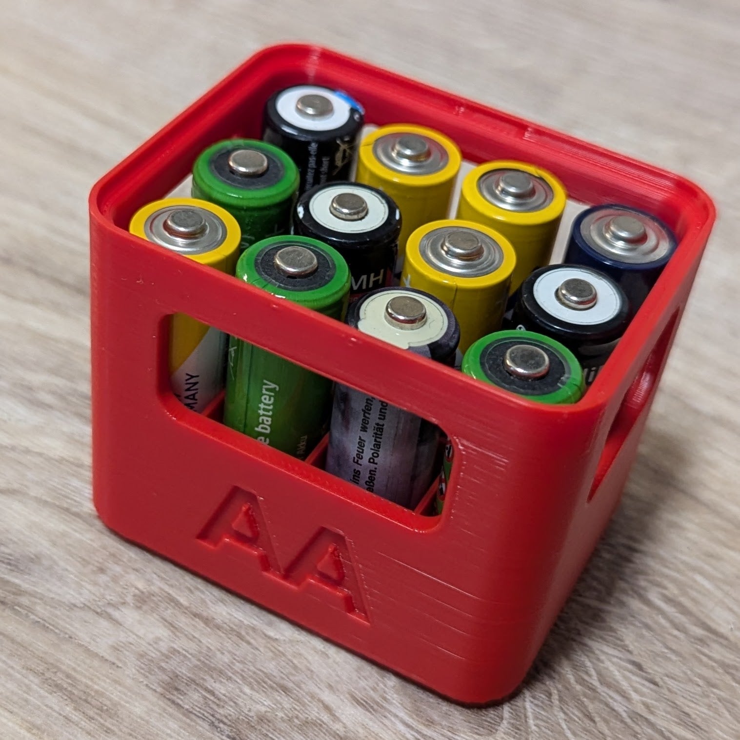 Aufbewahrungsbox für AA Batterien im Bierkisten-Design – 3D-gedruckte Box für Akkus vom Typ AA im einzigartigen Look einer modernen Getränkekiste, ideal für Ordnung und Aufbewahrung.