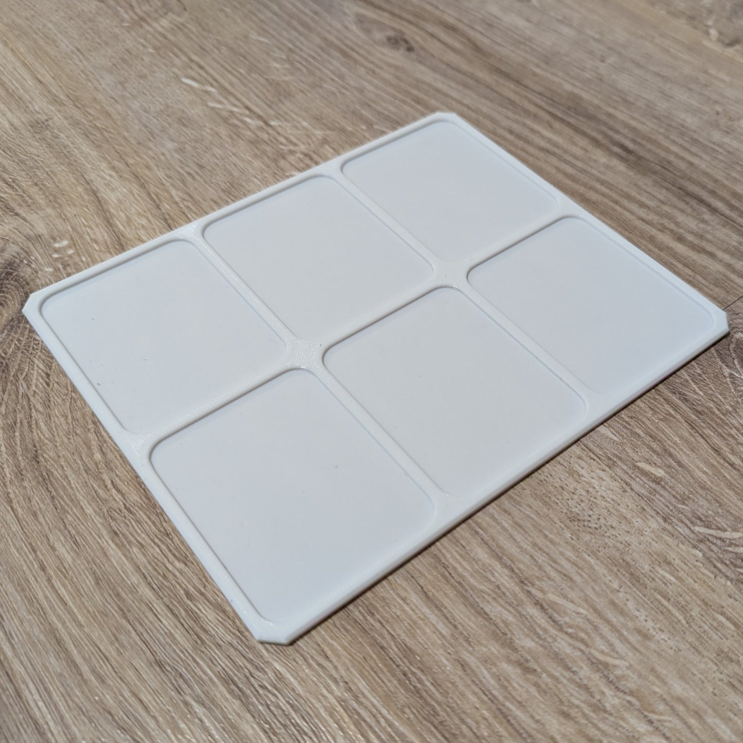 Platte als Basis für Aufbewahrungsboxen im Bierkisten-Design – 3D-gedrucktes Tray zum Stapeln von Boxen im einzigartigen Look einer modernen Getränkekiste.