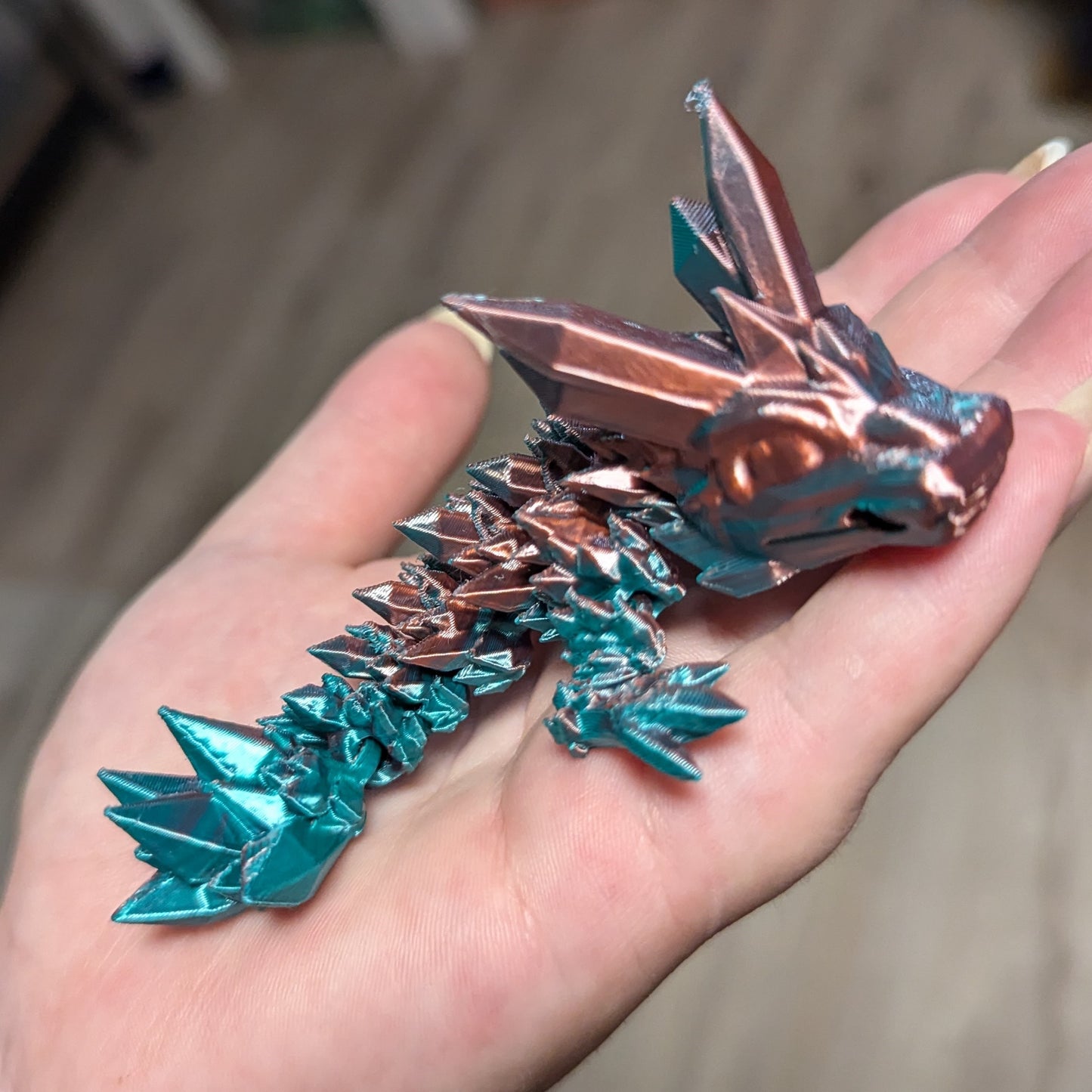 3D-gedruckter Kristalldrache auf der Hand, detailreiche Fantasy-Dekoration, Geschenk, Sammlerstück oder Schlüsselanhänger