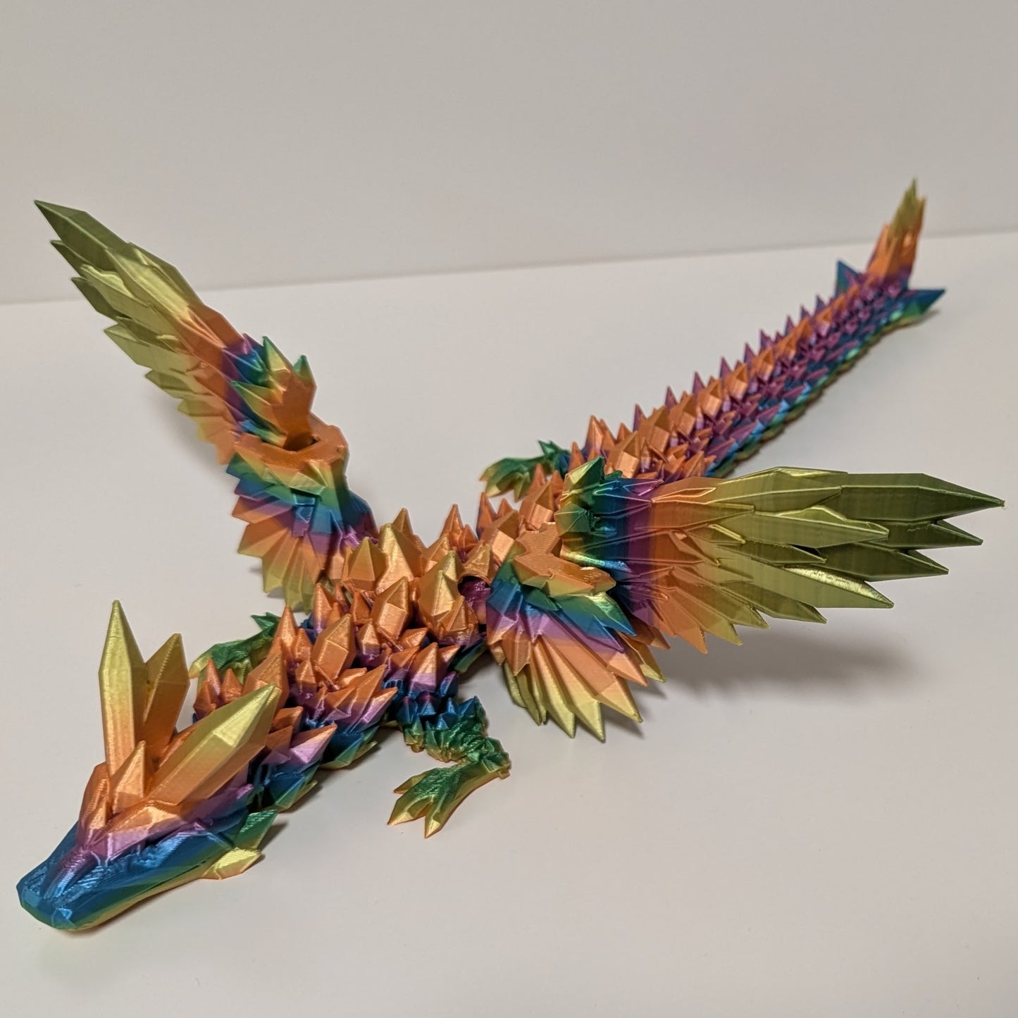 3D-gedruckter Kristalldrache mit Flügeln in Regenbogenfarben, detailreiche Fantasy-Figur, perfektes Geschenk oder Sammlerstück.