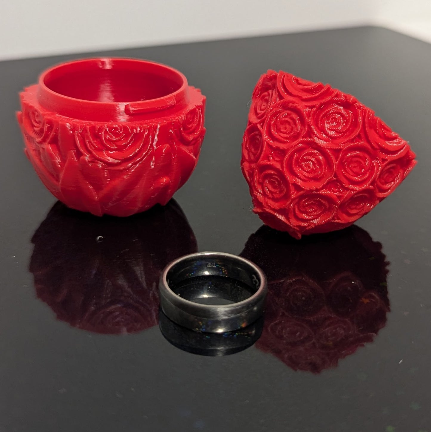 Geschenkverpackung als Rosenei – 3D-gedruckte Rose als elegante, roseförmige Verpackung, perfekt für besondere Anlässe und als persönliches Geschenk oder Ringbox.