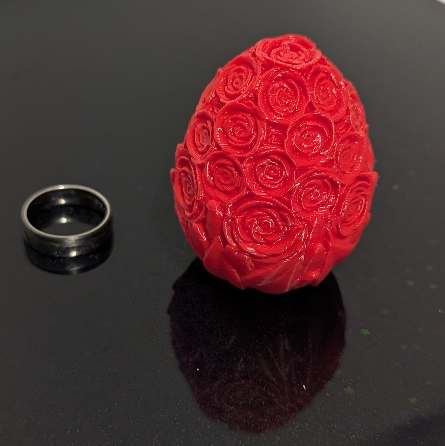 Geschenkverpackung als Rosenei – 3D-gedruckte Rose als elegante, roseförmige Verpackung, perfekt für besondere Anlässe und als persönliches Geschenk oder Ringbox. Geschlossen. Verlobung oder Ehe.